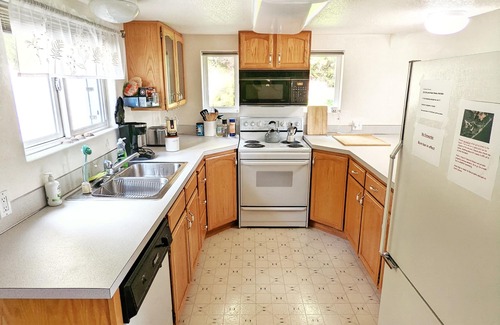 Shelton House | 3br w/beach access, large garden, beautiful views
