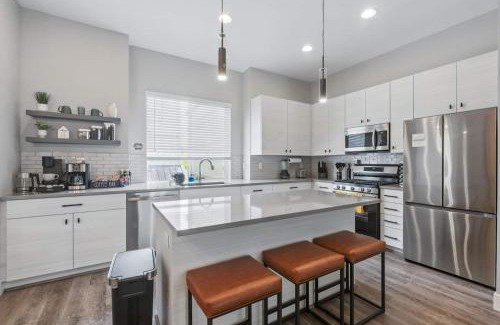 Lamar Heights Area House | 3br W King Bed, Sauna, Parking-6 Min To Olde Town
