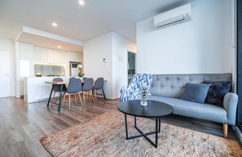 Footscray Apartment | 3br2ba Apt In Footscarypoolcar Parkwifi