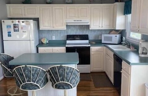The Point Cottage | 3rd row home with PRIVATE POOL AND TIKI BAR
