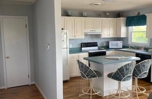 The Point Cottage | 3rd row home with PRIVATE POOL AND TIKI BAR