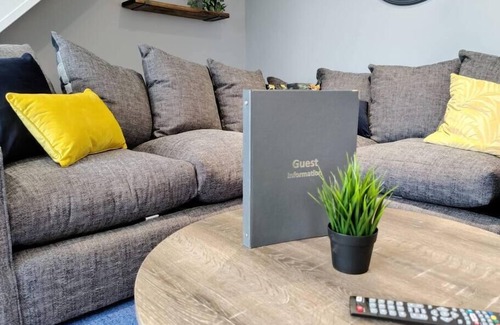 Llanelli Apartment | 3RM Flat, Smart Tv's, close to all amenities
