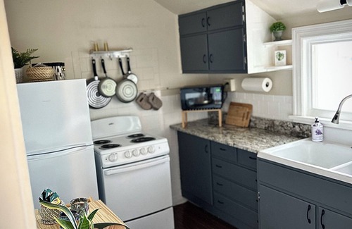 Williamsport Apartment | "3Thirty2" - near IPT, 10min to LLW Series-AC/off street parking