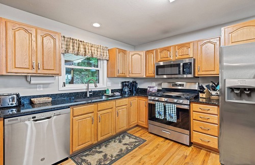 Waynesville House | 4,000ft in Elevation with Layered Mtn Views, HOT TUB, Wifi, Firepit, and privacy