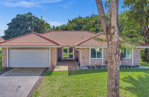 Coral Springs House | 4 BD PARADISE IN SUNNY FL WITH PRIVATE POOL.