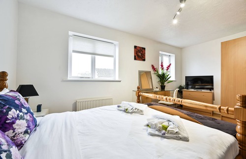 Royal Docks House | 4 BDR Town House, Near City Airport Free Parking
