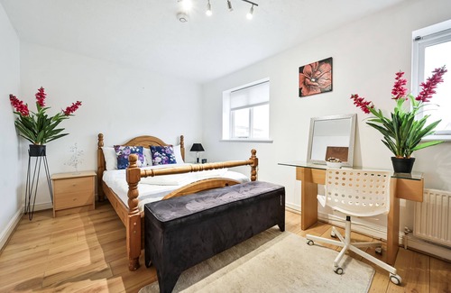 Royal Docks House | 4 BDR Town House, Near City Airport Free Parking