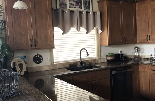 Creswell House | 4 bdrm home, sleeps 8, with swim spa minutes from Hayward Field, wineries, golf.