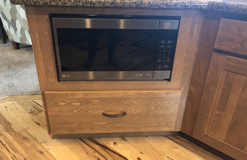 Creswell House | 4 bdrm home, sleeps 8, with swim spa minutes from Hayward Field, wineries, golf.