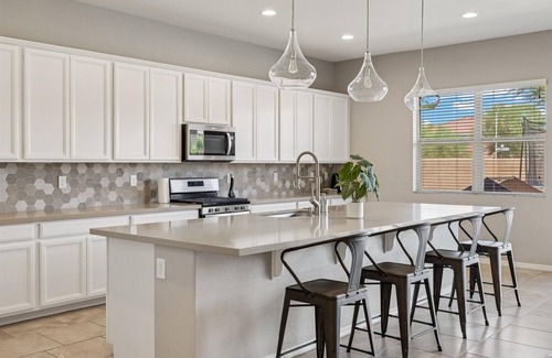 Maryvale House | 4 Bdrm - Minutes from Westgate & Cardinals Stadium