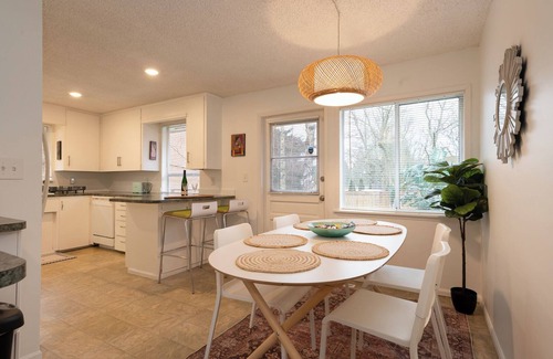 Seahurst House | 4 bed 2 bath retreat house only 12 miles from Seattle & Minutes 2 SeaTac Airport