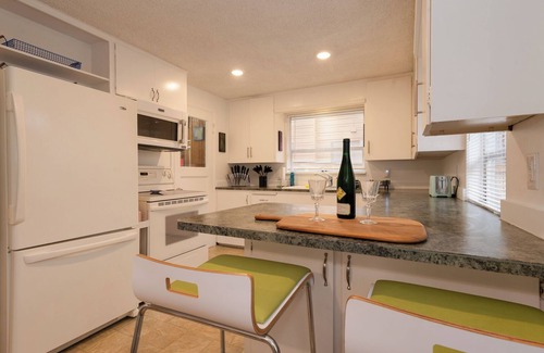 Seahurst House | 4 bed 2 bath retreat house only 12 miles from Seattle & Minutes 2 SeaTac Airport