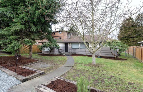 Seahurst House | 4 bed 2 bath retreat house only 12 miles from Seattle & Minutes 2 SeaTac Airport