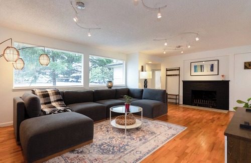 Seahurst House | 4 bed 2 bath retreat house only 12 miles from Seattle & Minutes 2 SeaTac Airport