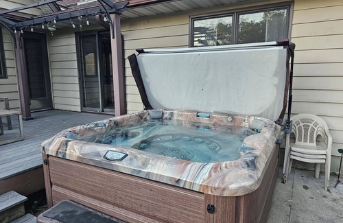 Ames House | 4- bed 3-bath w/private HOT TUB