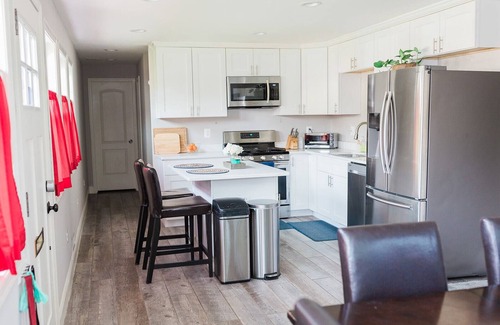 Alexandria House | 4 bed, 3Bath - 15 min to DC - stand alone home - driveway, parking, fenced yard