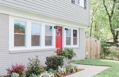 Alexandria House | 4 bed, 3Bath - 15 min to DC - stand alone home - driveway, parking, fenced yard