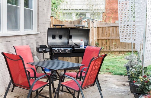 Alexandria House | 4 bed, 3Bath - 15 min to DC - stand alone home - driveway, parking, fenced yard