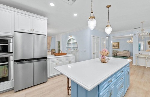 Biggar House | 4-Bed 4 bath 2 kitchens - Pool, Lanai, BBQ