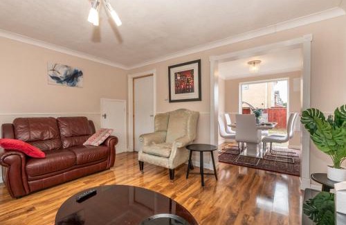 Thamesmead House | 4 Bed House in Greater London Parking Pass the Keys