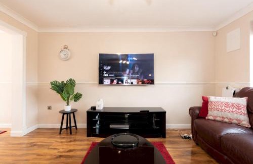 Thamesmead House | 4 Bed House in Greater London Parking Pass the Keys