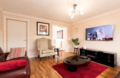 Thamesmead House | 4 Bed House in Greater London Parking Pass the Keys