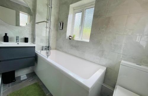 Luton House | 4-Bed House Sleeps 7 with Garden