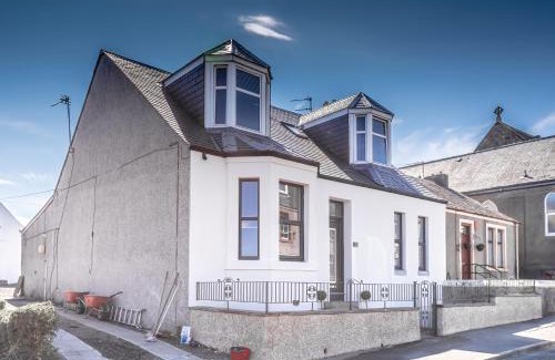 Kelty House | 4 Bed-Sleeps 8- Free Parking-Pets-Hot Tub