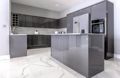 Kelty House | 4 Bed-Sleeps 8- Free Parking-Pets-Hot Tub