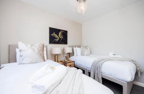 Brunel House | 4 Bed Townhouse in Uxbridge Ideal For Families or Contractors By AV Stays Short Lets