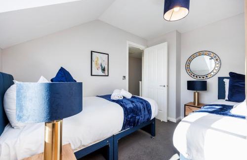 Brunel House | 4 Bed Townhouse in Uxbridge Ideal For Families or Contractors By AV Stays Short Lets