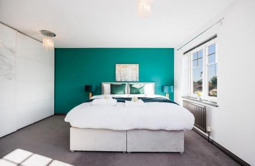 Brunel House | 4 Bed Townhouse in Uxbridge Ideal For Families or Contractors By AV Stays Short Lets