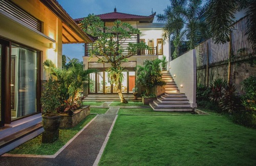 Umalas Villa | 4 Bed TROPICAL Bali Retreat, LUXURIOUS & MODERN