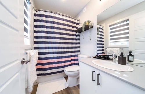 Southwest Edmonton House | 4 BEDRM Luxury 15 minsYEG/WEM