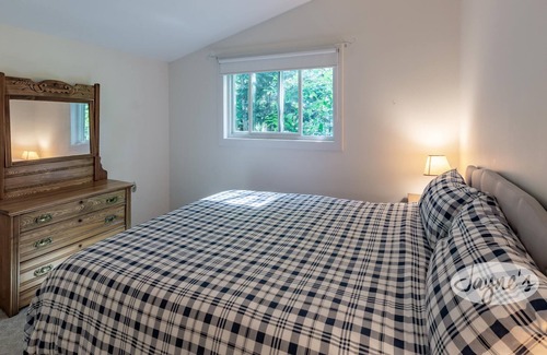 Minett Cottage | 4 bedroom, 2 Bath, Quiet Bruce Lake, Minett, Privacy!