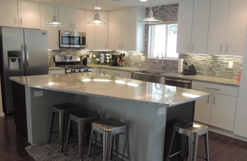Onate House | 4 bedroom 2/ master home with hot tub, base of Sandia Mountains!