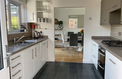 Highcliffe-on-Sea House | 4 bedroom, 3 bath, walk to the beach, golf, shops, pubs. New Forest 3 miles.