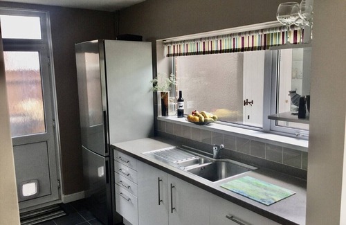 Highcliffe-on-Sea House | 4 bedroom, 3 bath, walk to the beach, golf, shops, pubs. New Forest 3 miles.