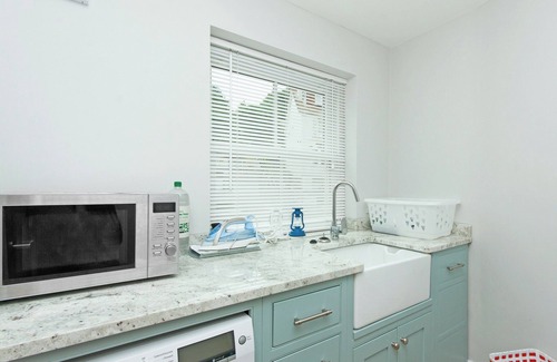 Salcombe Cottage | 4 bedroom accommodation in Coronation Road