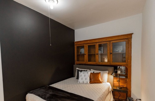 Pulaski Park Apartment | 4 Bedroom Apartment - 10 Minutes from Downtown