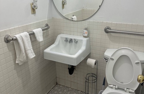 Bridgeport Apartment | 4-bedroom apartment in delightful Bridgeport with AC