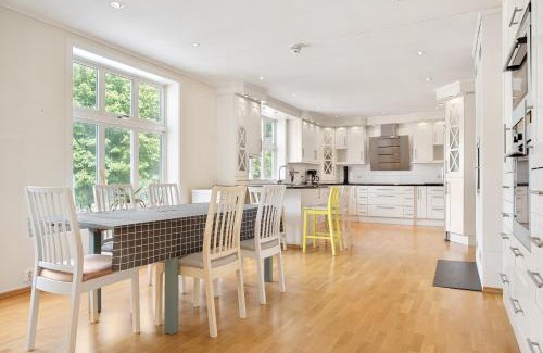 Odda Apartment | 4-Bedroom Apartment with Balcony