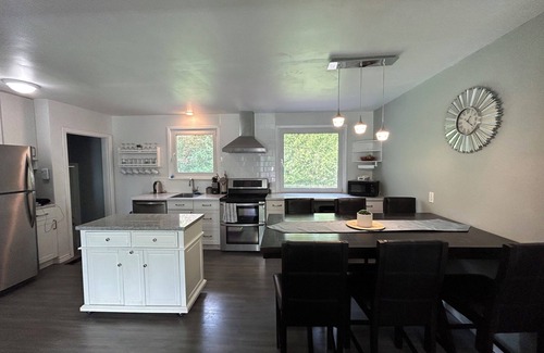 Peterborough House | 4-bedroom bungalow in tranquil Peterborough with AC, and putting green