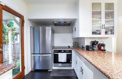 Lake City House | 4 bedroom bungalow with lakeview in Seattle