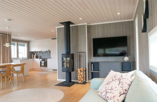 Arendal House | 4 bedroom cozy home in Færvik