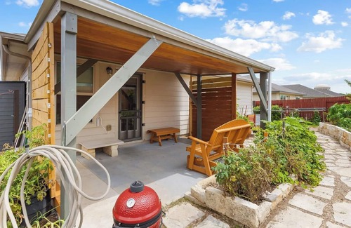Kyle House | 4 Bedroom Garden Oasis: Float the river, enjoy local live music, tour wineries