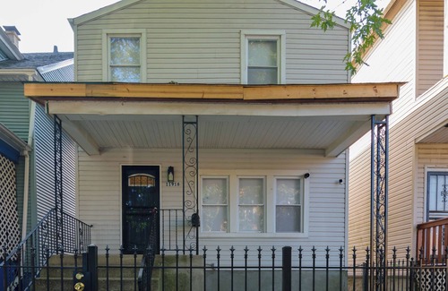West Pullman Apartment | 4-bedroom house in brilliant Chicago with AC, WiFi. Enjoy your stay.