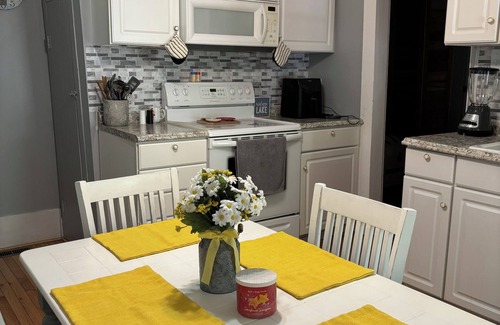 Clarkson House | 4-bedroom house in fabulous Clarkson with AC, WiFi. Enjoy your stay