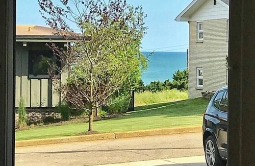 Grand Beach House | 4-bedroom house in superb Grand Beach with WiFi, AC