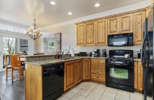 Ogden Condo | 4 Bedroom Luxury Huntsville, Utah Vacation Rental - 10 Mins. From Snowbasin LS43